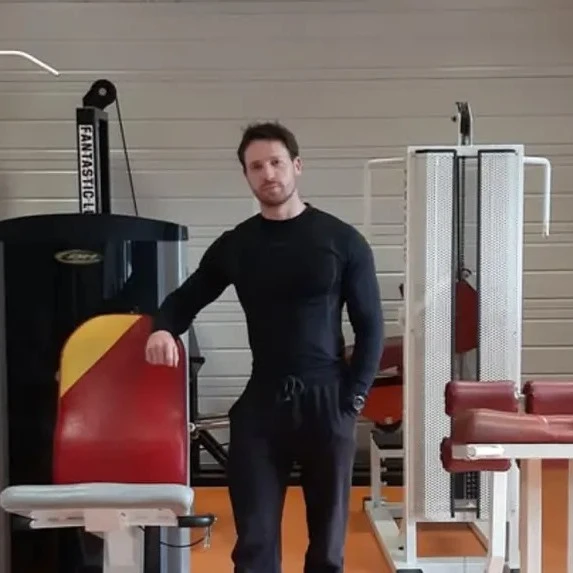 Pierre Couette, enseignant en activité physique adaptée, dans une salle de musculation